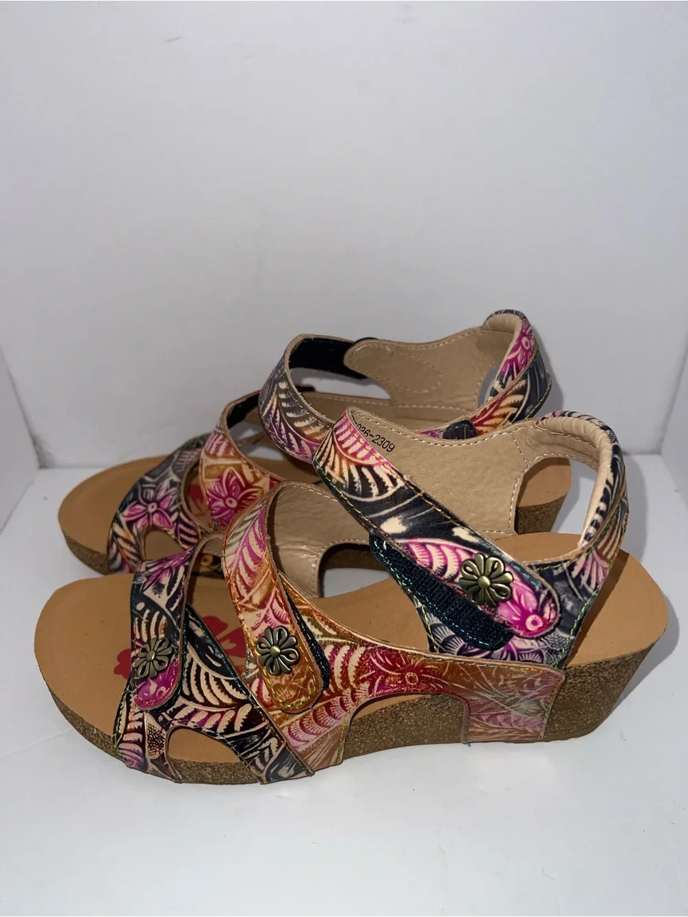 L’Artiste by Spring Step BONVOYAGE Women’s Floral Leather Wedge Sandals – EU 39